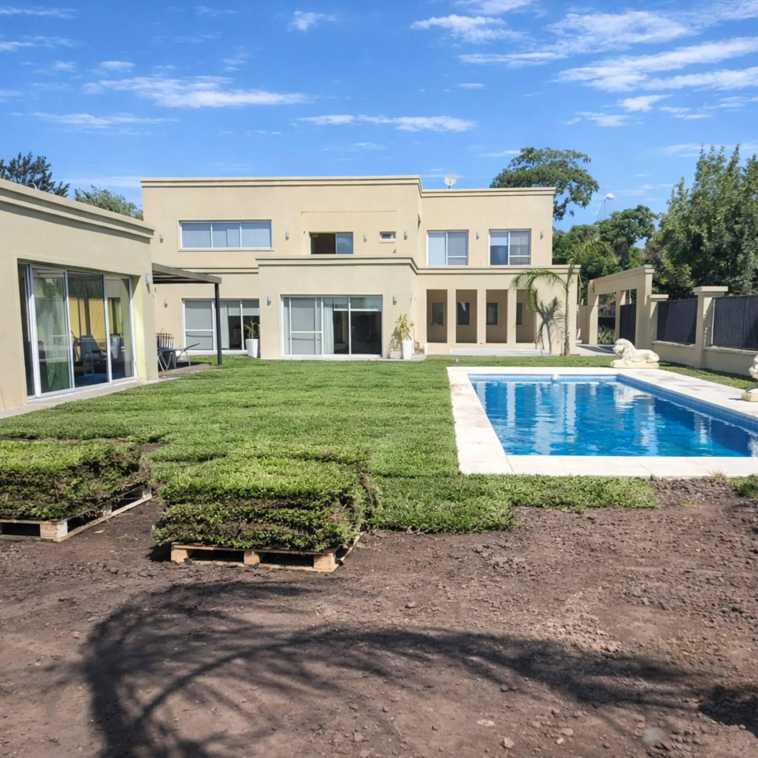 Colocación de grama/césped en panes en jardín residencial junto a piscina.